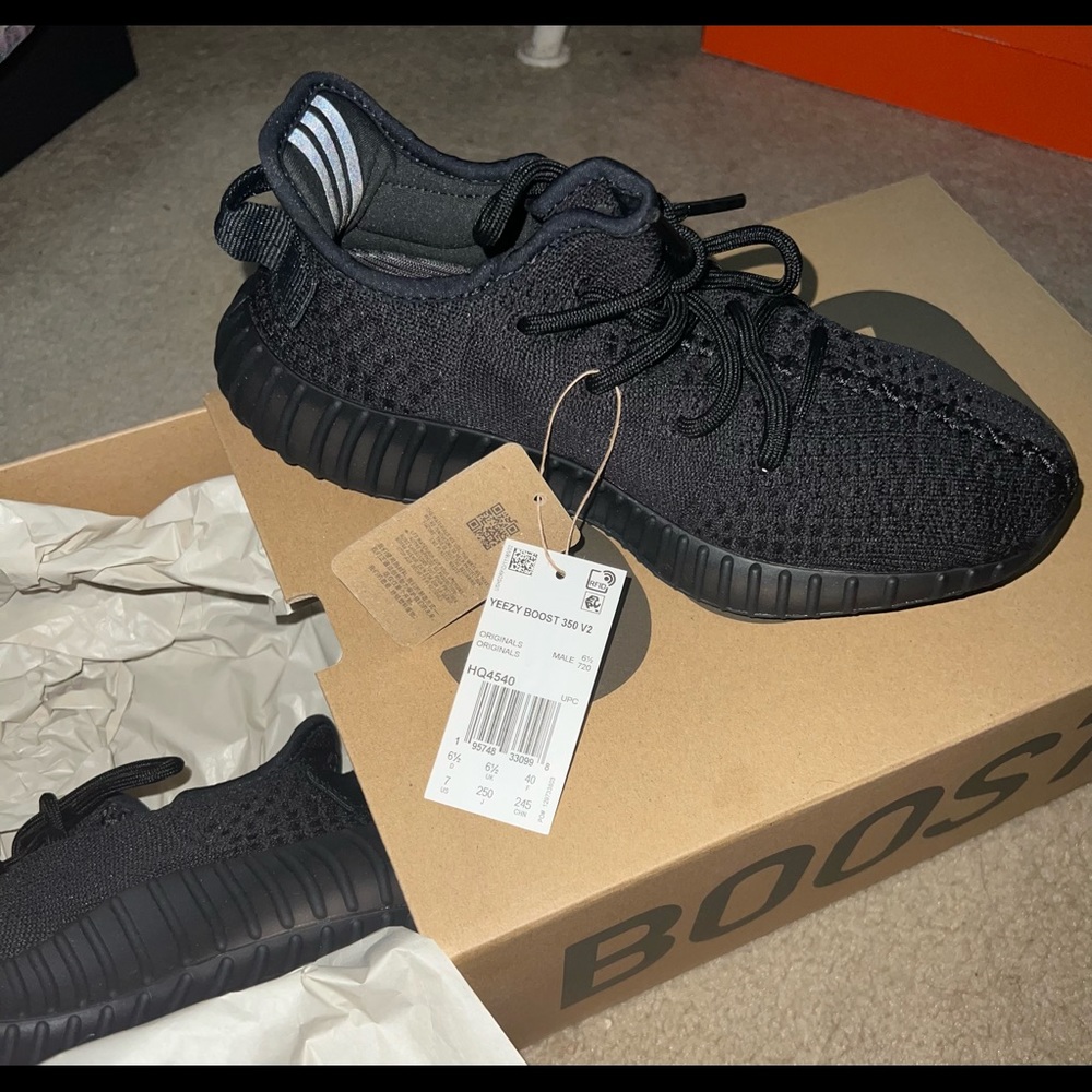 NIB Adidas Yeezy Boost 350 V2 Onyx (Black) size 7 men, 7.5-8 women